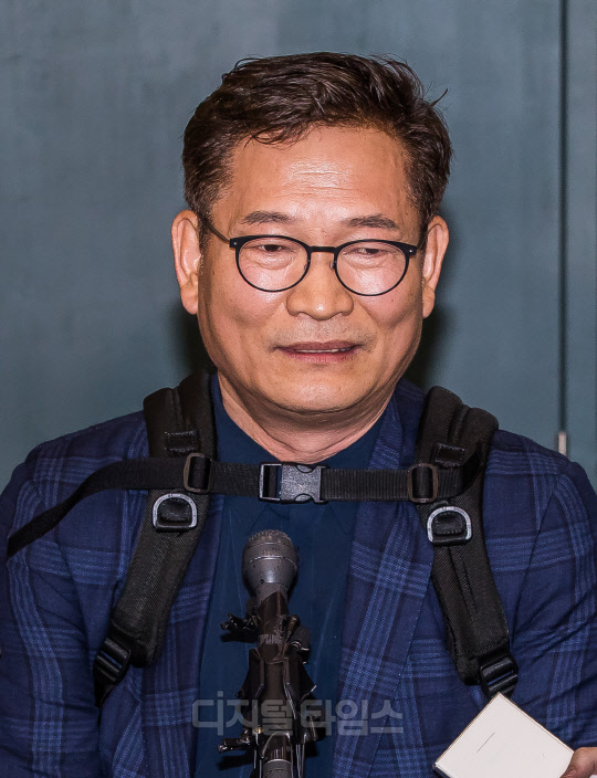 2021년 전당대회 돈 봉투 살포 의혹을 받고 있는 송영길 전 더불어민주당 대표가 24일 인천국제공항 제1여객터미널을 통해 귀국해 취재진 질문에 답하고 있다. <디지털타임스 박동욱 기자 fufus@>